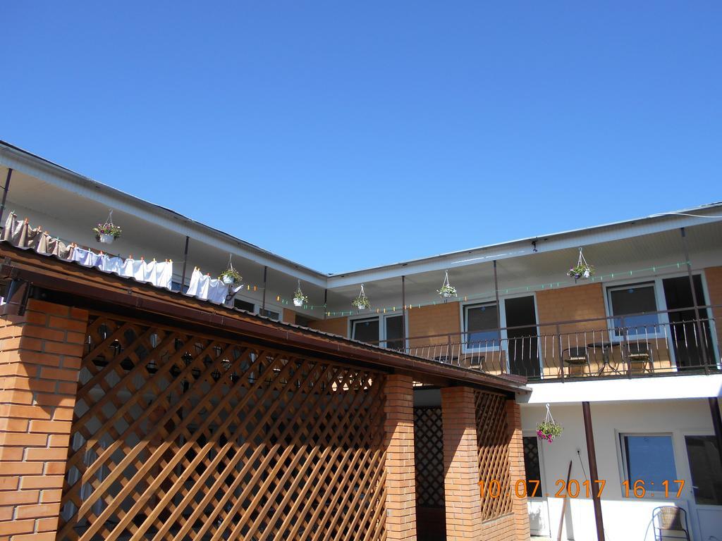 Lastochka Hotel Zaliznîi Port Exterior foto