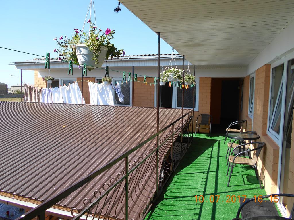 Lastochka Hotel Zaliznîi Port Exterior foto