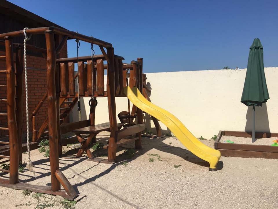 Lastochka Hotel Zaliznîi Port Exterior foto