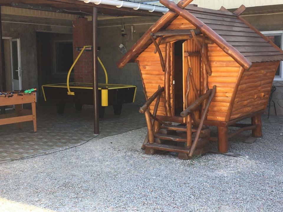 Lastochka Hotel Zaliznîi Port Exterior foto